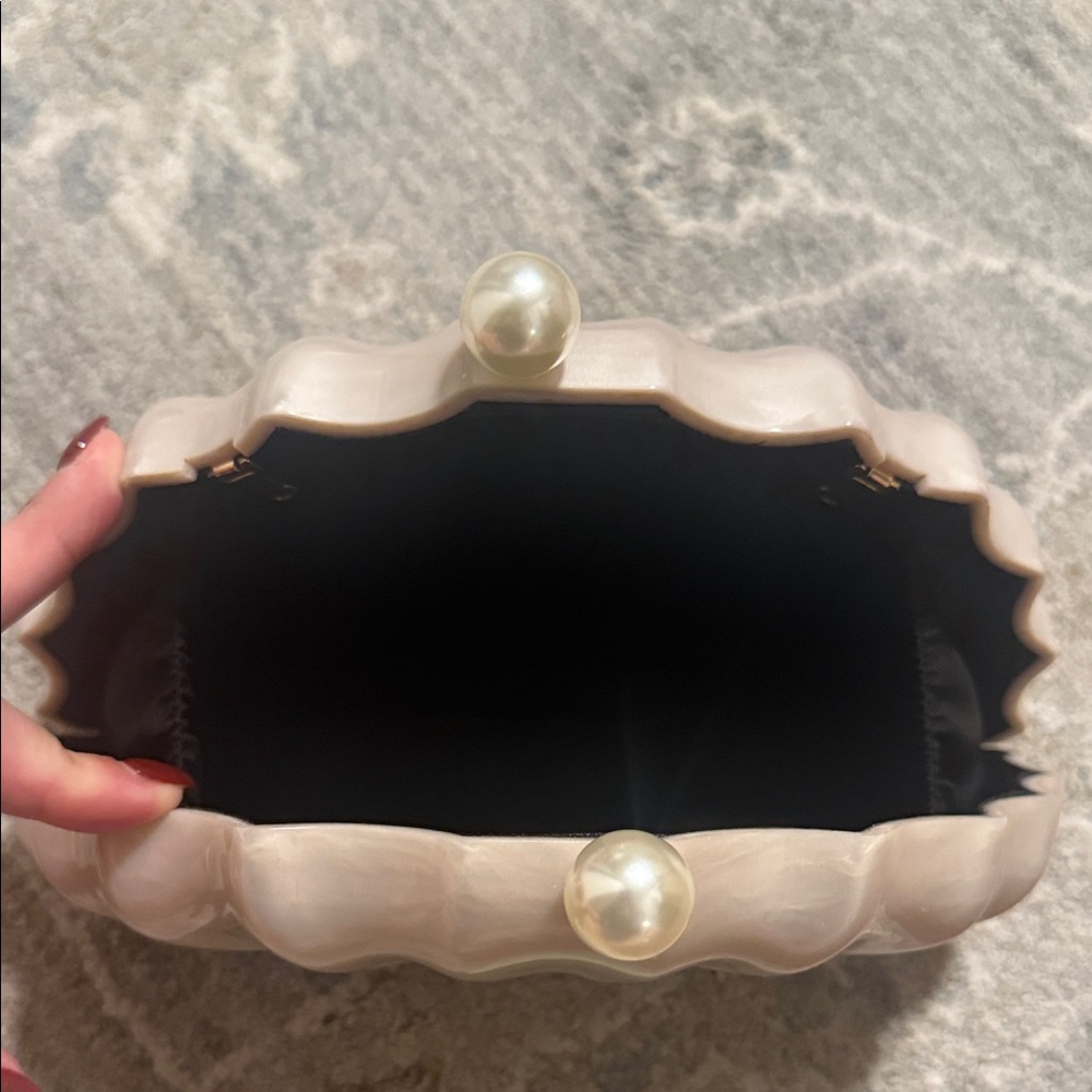 Elegant Shell-Shaped Clutch with Pearl Accent - Picture 2 of 3